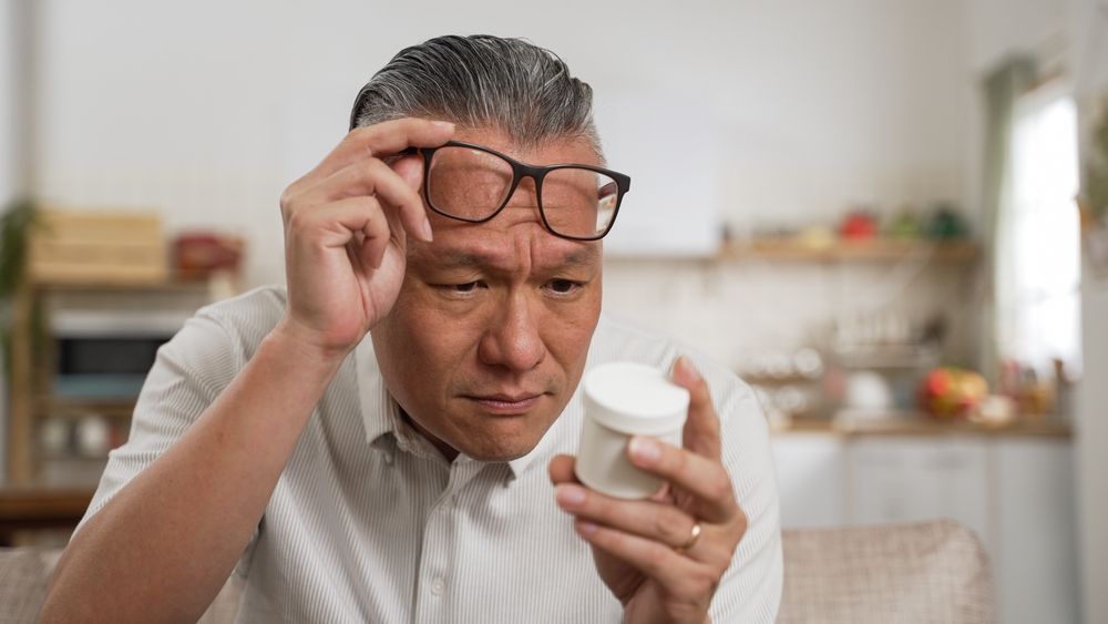 Shedding Light on Macular Degeneration: Understanding the Symptoms and Risks