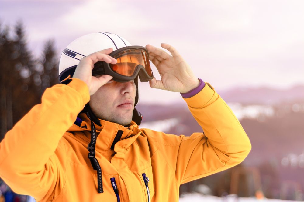 Protecting Your Eyes from Winter Glare: How the Right Glasses Make a Difference