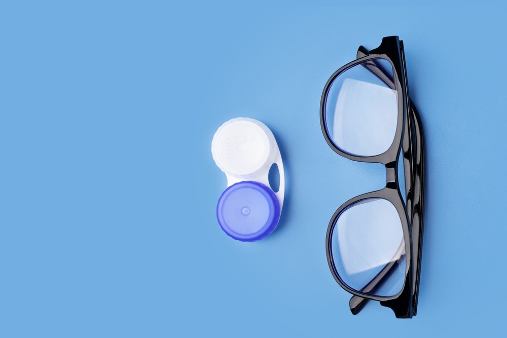 Pros and Cons of Contact Lenses vs. Glasses