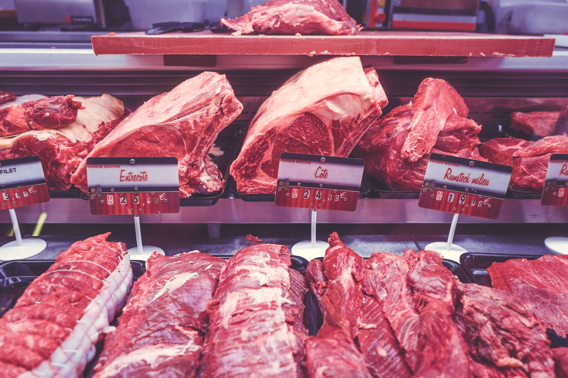 Grocery chains could do more to prevent antibiotic overuse in meat, report says