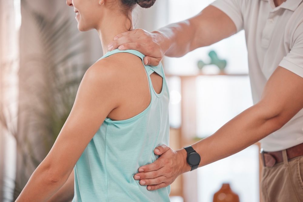 Difference Between a Chiropractor & Physical Therapist