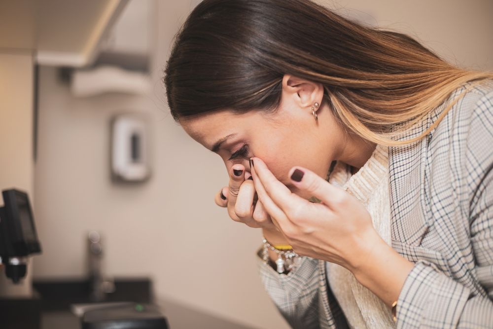 How to Take Contact Lenses on and off Safely