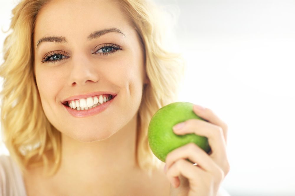 Smiling lady with apple