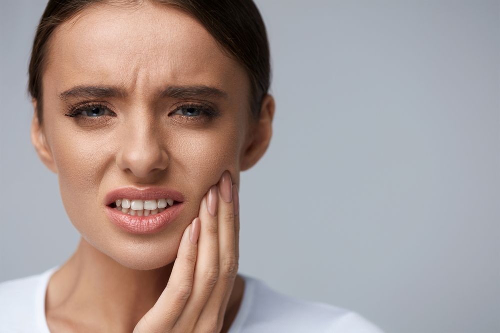 lady with tooth pain