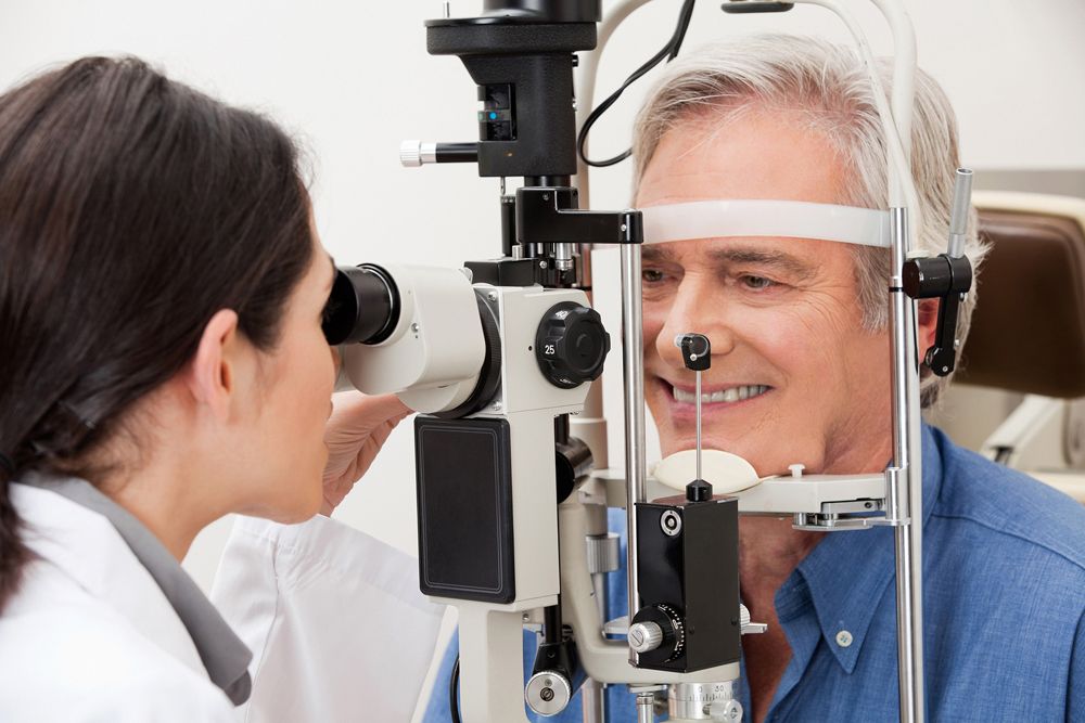 man in macular degeneration exam