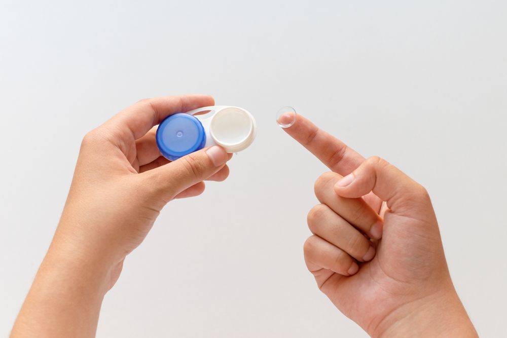 Switching to Contact Lenses: 6 Tips for Beginners