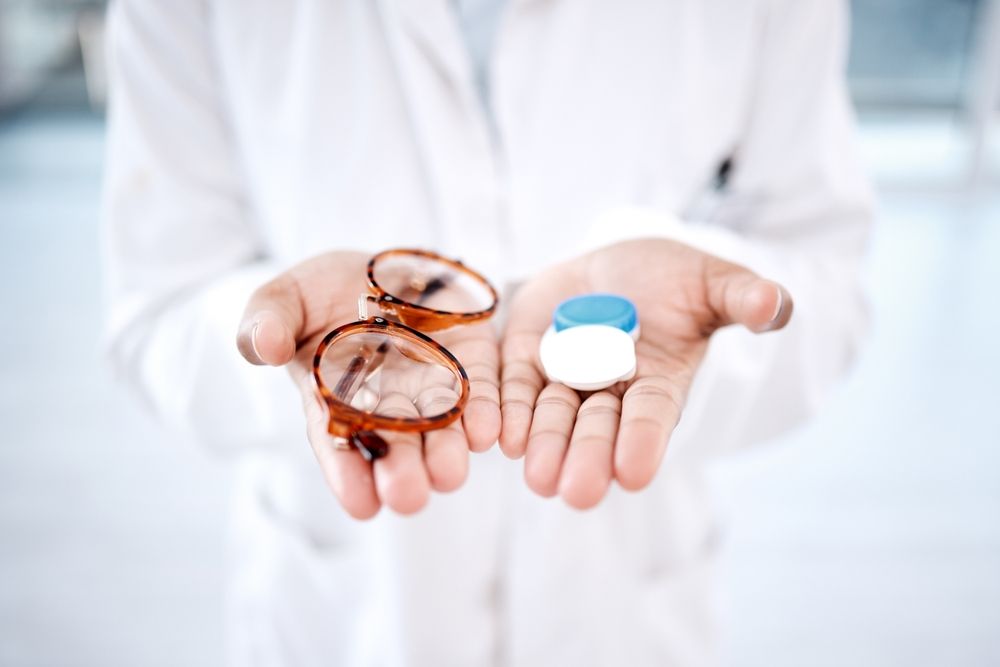 Contact Lenses vs. Glasses: Making the Right Choice for Your Lifestyle