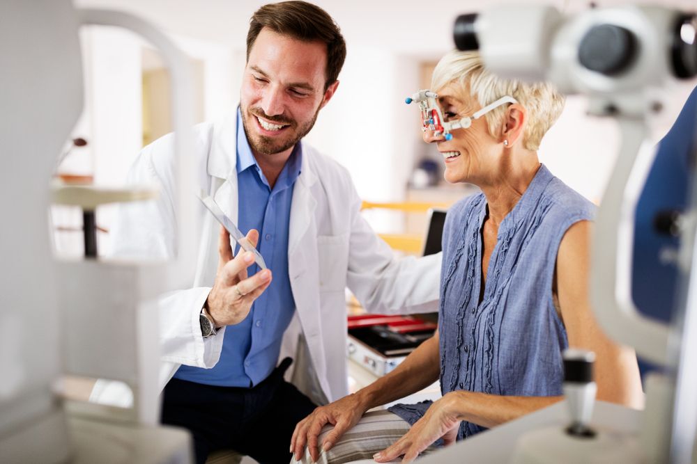 woman at an eye exam for glaucoma