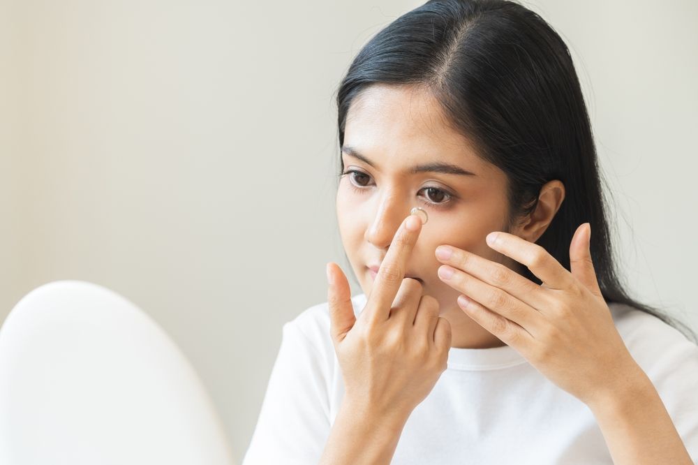 Caring for Your Contact Lenses: Dos and Don'ts