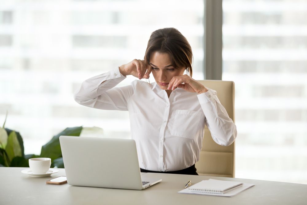 Dry Eyes and Workplace Productivity: Strategies for Maintaining Focus and Comfort