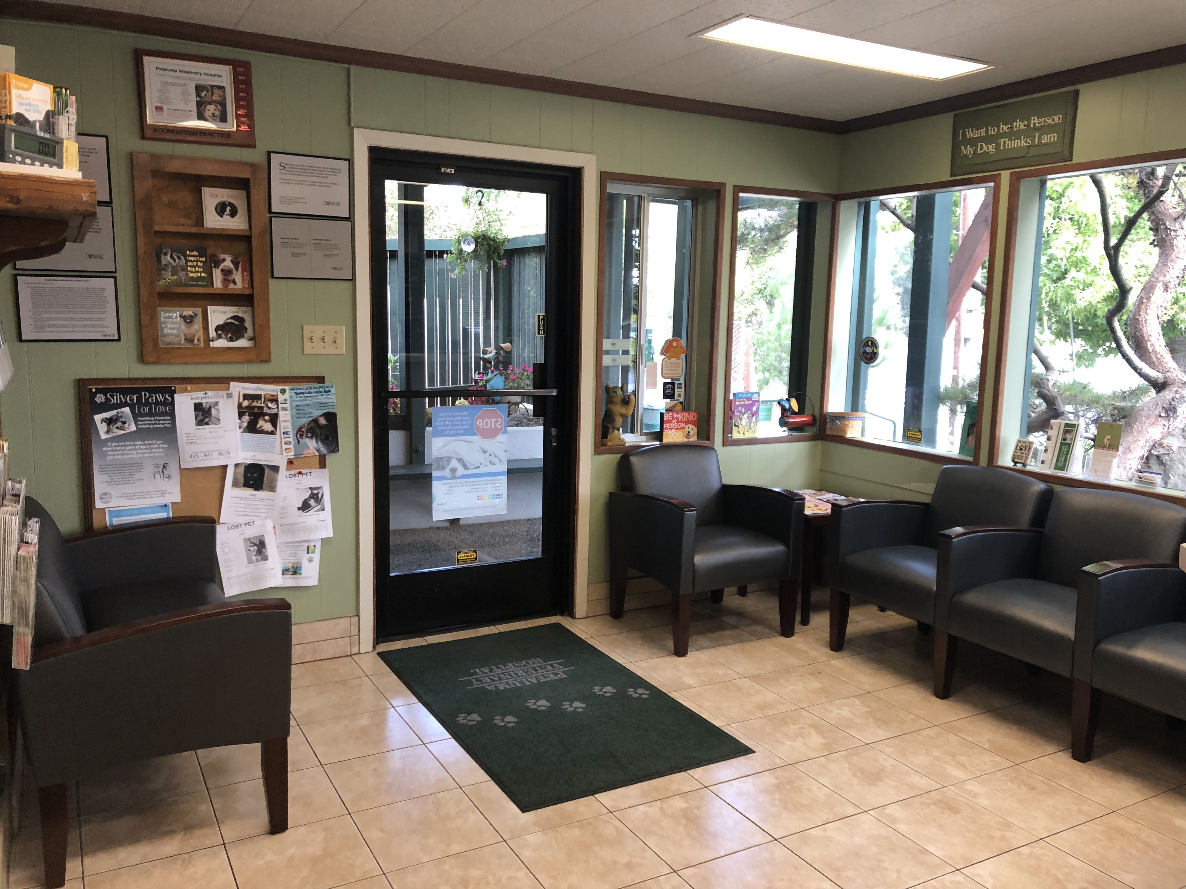 Photo of reception area at Petaluma Veterinary Hospital