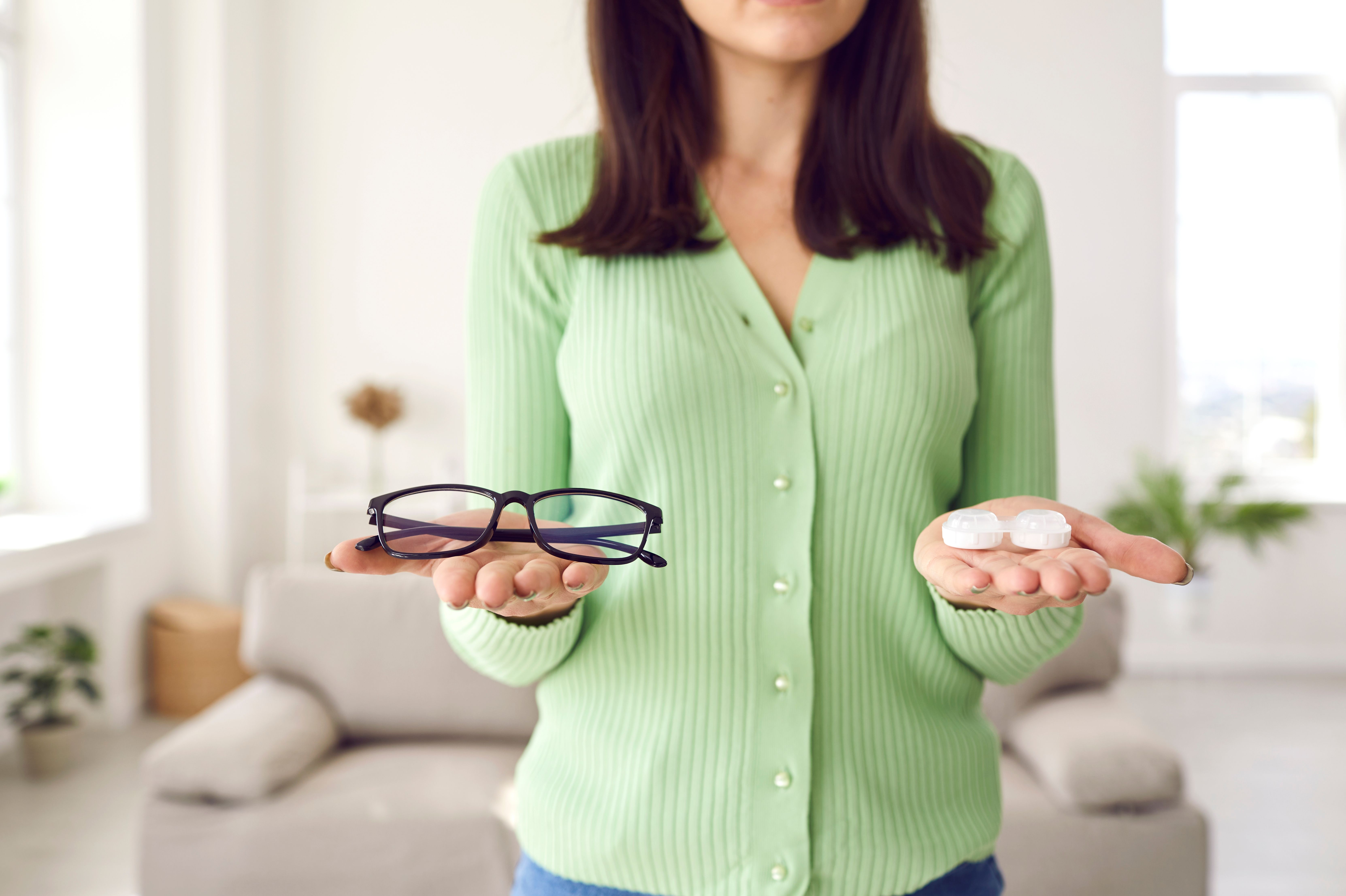 Choosing Between Glasses and Contact Lenses