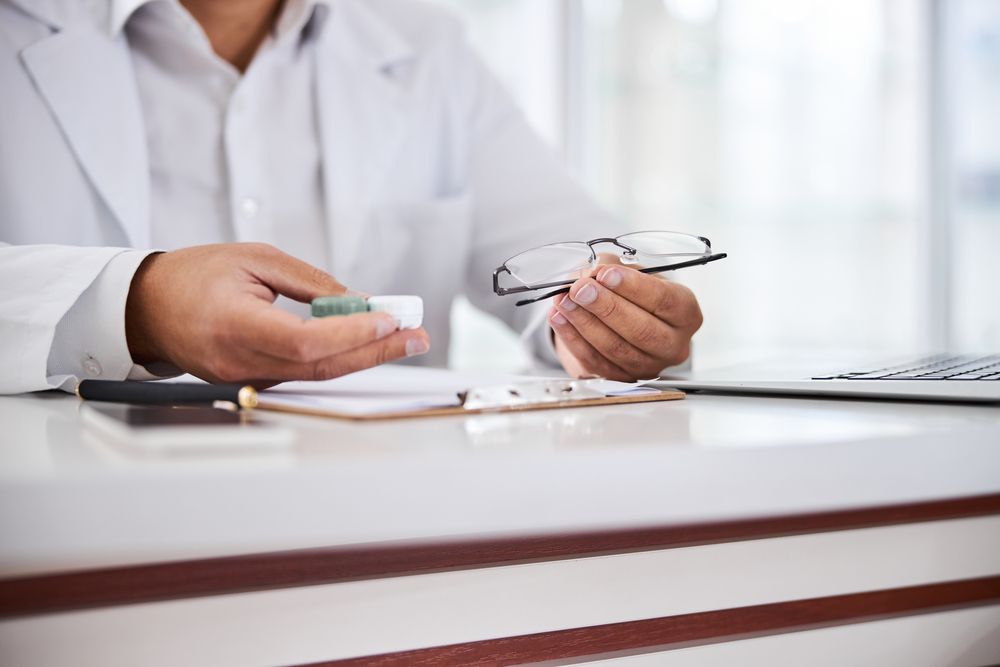Contacts vs. Glasses: Which Is the Better Choice for Your Lifestyle?