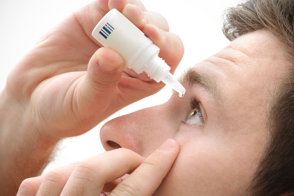 Managing Dry Eye Symptoms While Wearing Contacts