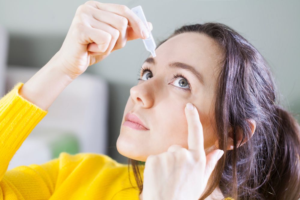 How to Manage Dry Eye While Wearing Contact Lenses