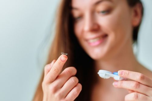 Contact Lens Fitting for Beginners: What to Expect