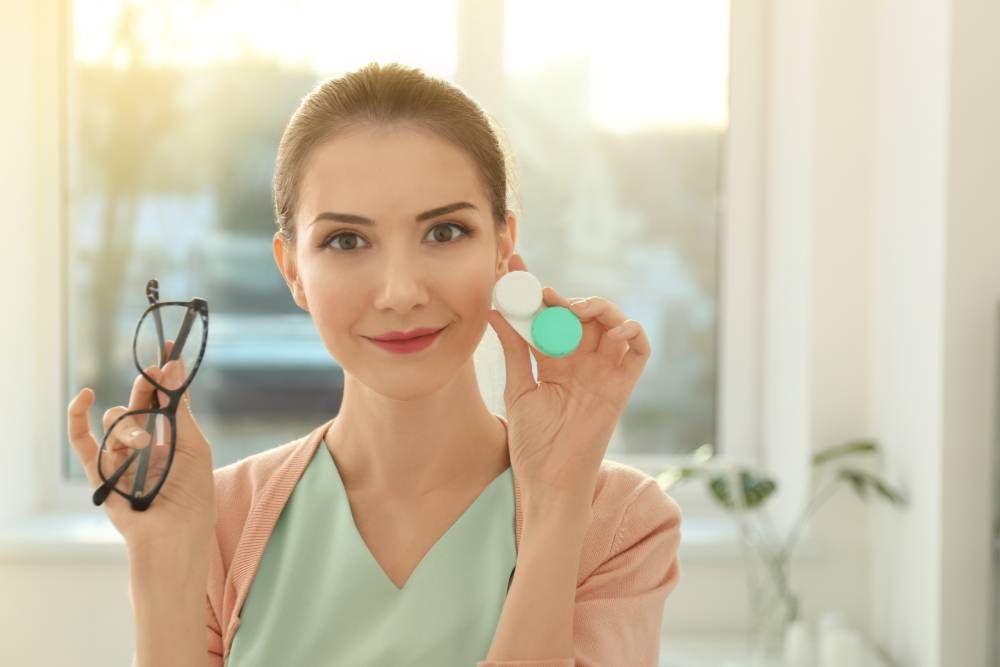 Choosing Between Glasses and Contact Lenses