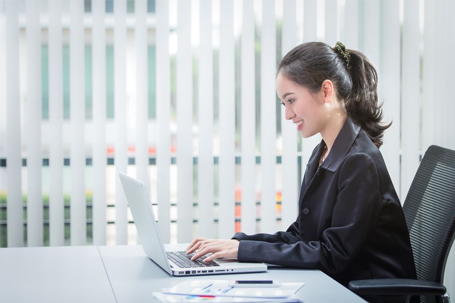 girl and her laptop