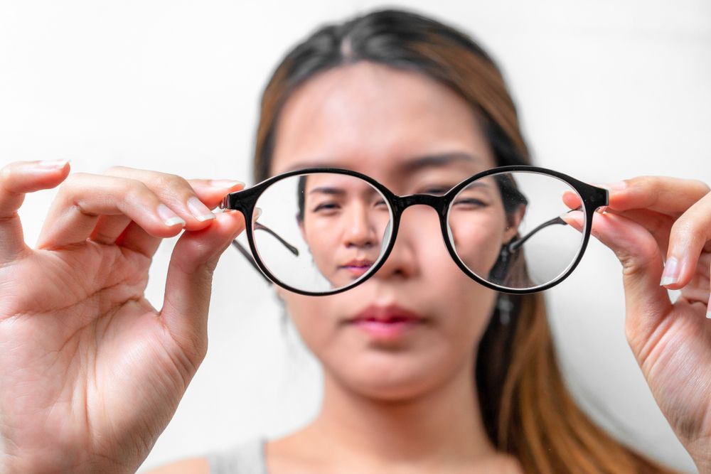 Do I Need Glasses? Common Signs and Symptoms