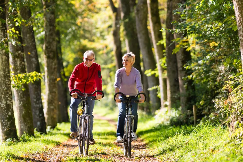 couple on mountain bikes