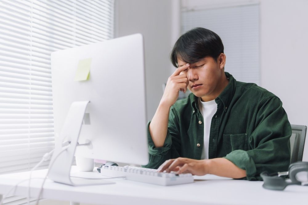 Computer Vision Syndrome: Signs You&rsquo;re Spending Too Much Screen Time