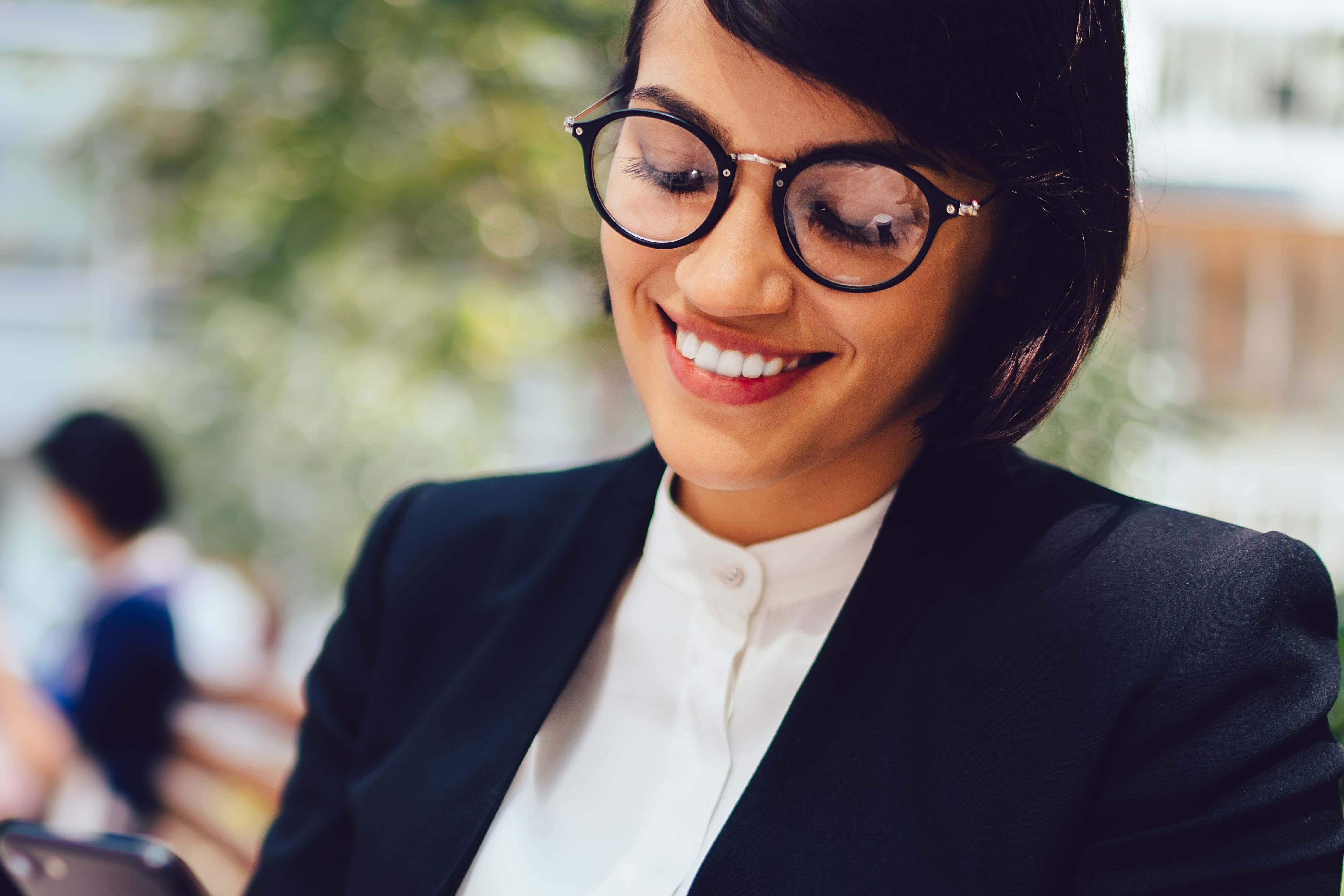 How Avulux Lenses Work to Reduce Migraine Triggers