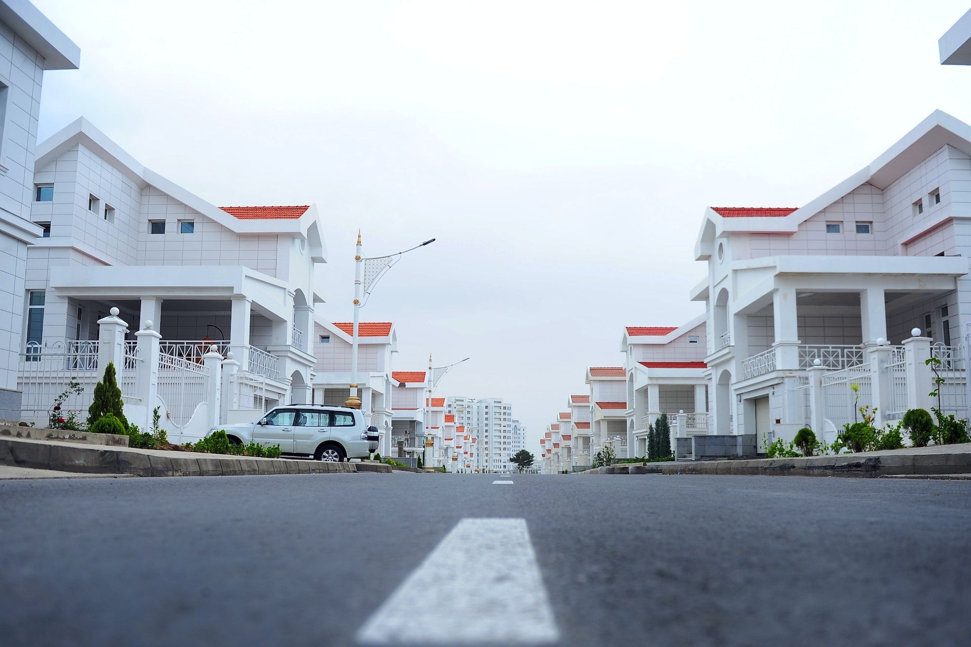 A picture of a neighborhood with all the same houses